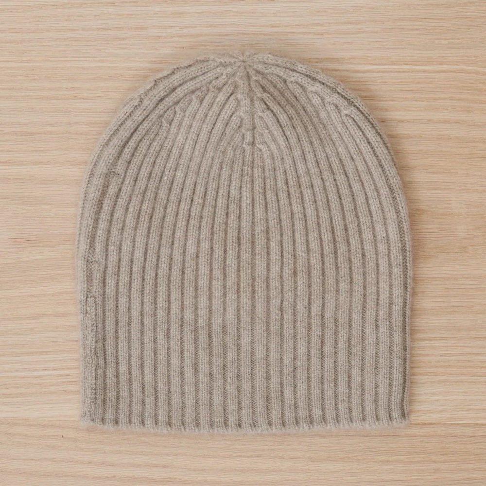 Cashmere beanie in stone